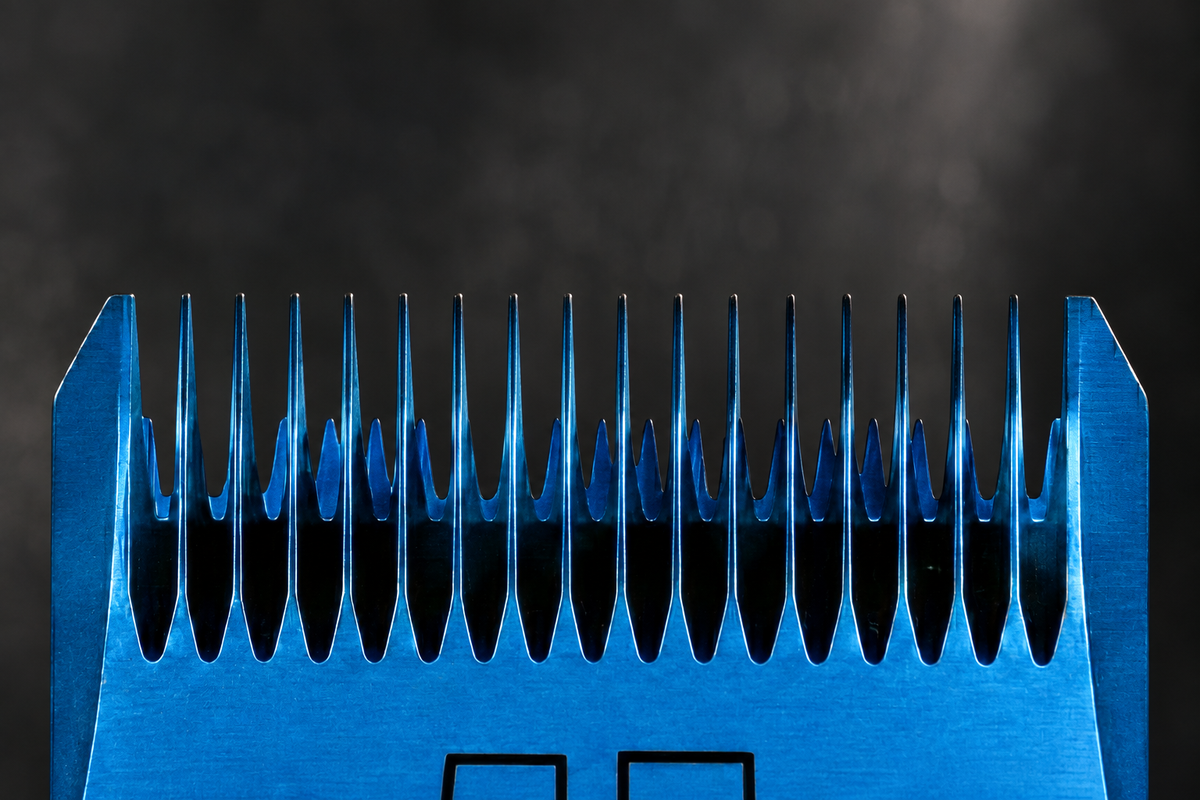 Close detail of the tooth edge and cutter alignment of a VUNRO blue 5F blade